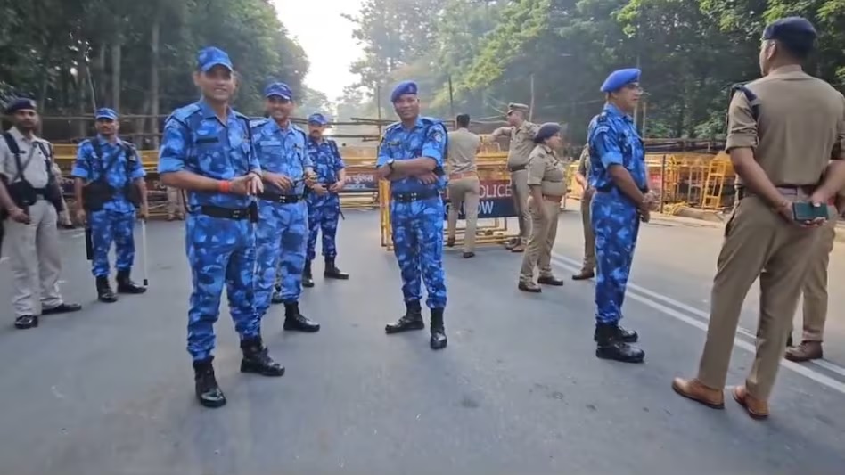 UP में गरमाई सियासत, अखिलेश यादव के घर के बाहर RAF तैनात, रास्ते सील, क्यों मचा है जबरदस्त हंगामा?