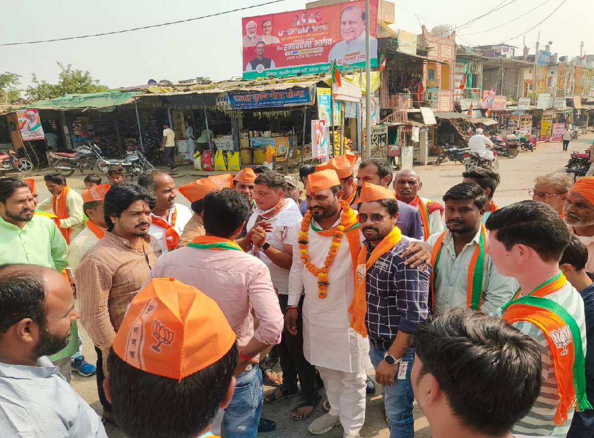 बुधनी उपचुनाव: रमाकांत भार्गव के लिए मैदान में उतरे खातेगांव के भाजपा नेता संतोष मीणा, बुधनी विधानसभा के कई गावों में किया जनसंपर्क