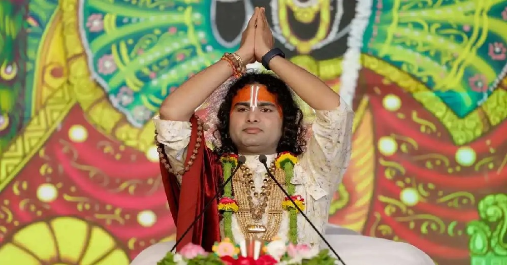 कथावाचक अनिरुद्धाचार्य के आश्रम के बाहर बड़ा हादसा, महिलाओं पर गिरी गर्म खिचड़ी, 10 महिलाएं झुलसी