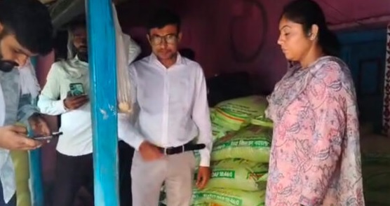 खातेगांव में किसानों को दी जा रही नकली खाद! कृषि विभाग ने DAP की 60 बोरियां जब्त की, किसान ने नर्मदेश्वर ट्रेडर्स से लिया था खाद