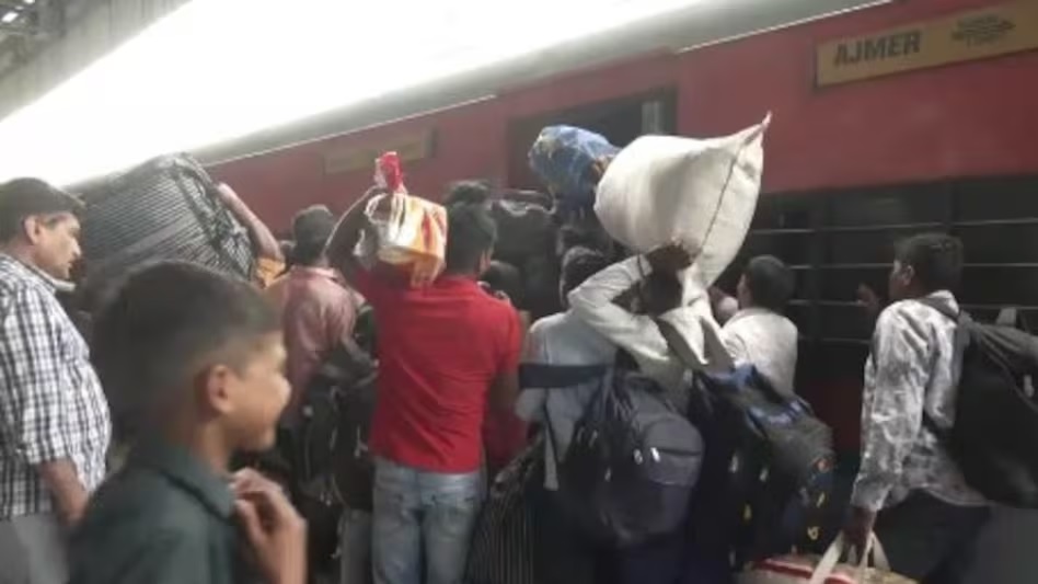 आ अब लौट चलें…LPG संकट से फैक्ट्रियों पर लगा ताला, रेलवे स्टेशनों पर मजदूरों की भीड़, राजस्थान-मुंबई-गुजरात हर जगह एक जैसा नजारा