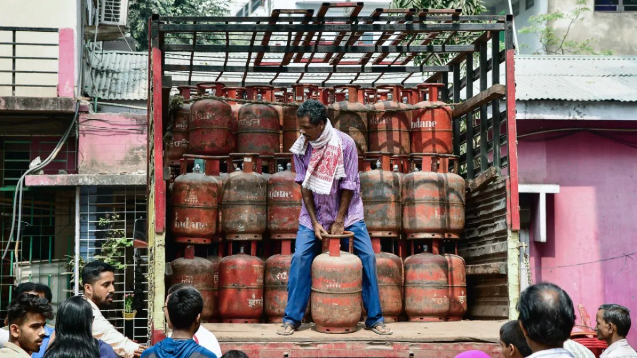 LPG सिलेंडर को लेकर देशभर में हाहाकार, गैस एजेंसियों पर लंबी लाइनें; जमाखोरों पर सरकार का एक्शन