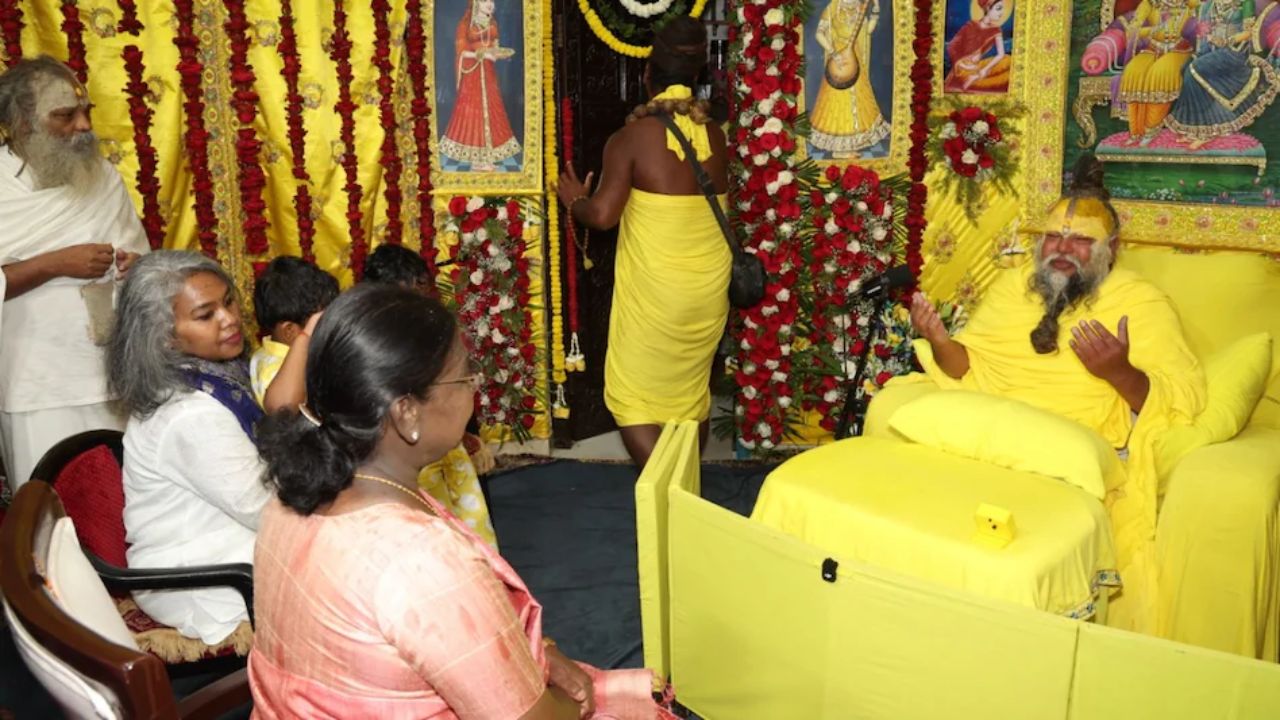 वृंदावन में राष्ट्रपति मुर्मू का खास दौरा, प्रेमानंद महाराज से मुलाकात ने खींचा सबका ध्यान