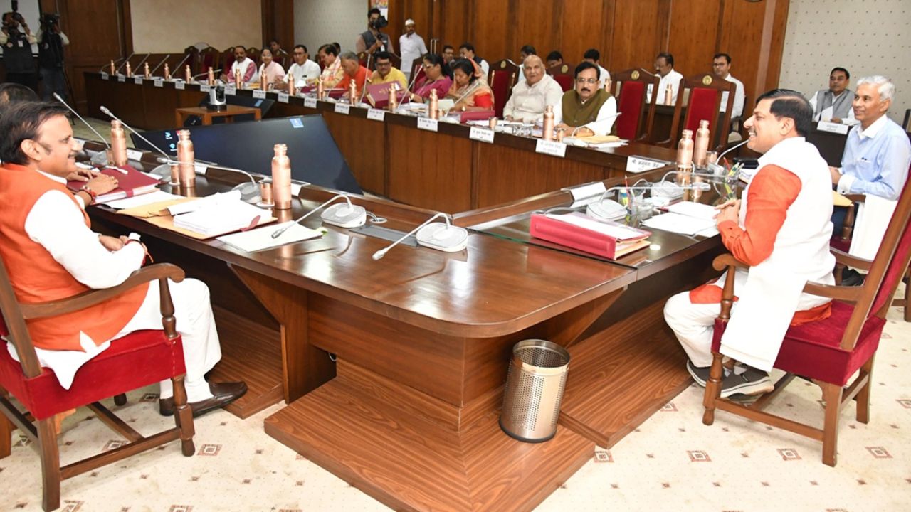 कर्मचारियों के लिए खुशखबरी! MP में DA बढ़ा, 6940 करोड़ के विकास कार्य मंजूर