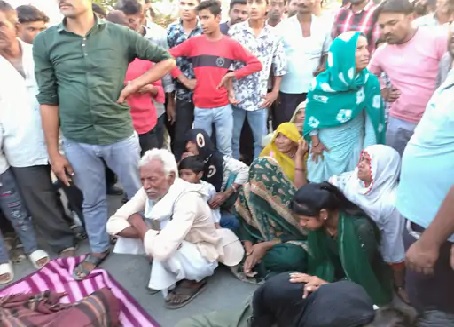 खातेगांव: सूखे कुएं में मिला मिस्त्री का शव, परिजनों ने किया चक्काजाम, पोस्टमार्टम रिपोर्ट आने के बाद होगा खुलासा