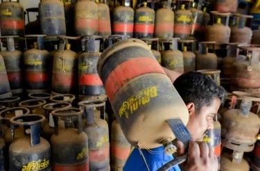 गैस सिलेंडर हुआ महंगा, 195 रुपये बढ़े दाम