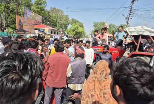 खातेगांव में तनावपूर्ण स्थिति…युवक का शव रखकर थाने के सामने किया चक्काजाम, परिजनों ने लगाया हत्या का आरोप, कहा- हत्यारों की गिरफ्तारी तक अंतिम संस्कार नहीं करेंगे