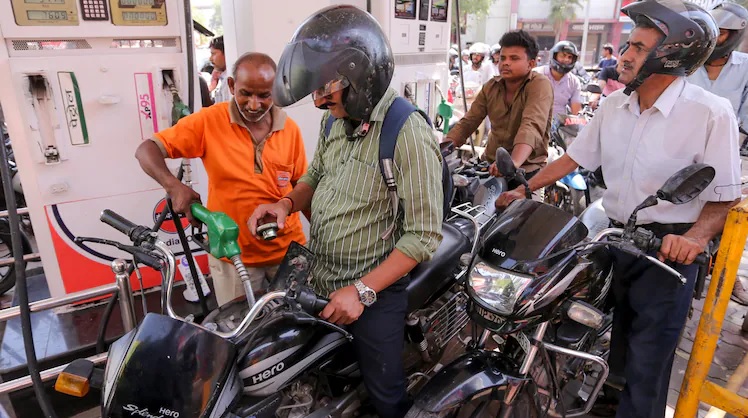 प्रीमियम पेट्रोल और डीजल के दाम बढ़े, जानिए कितना महंगा हुआ