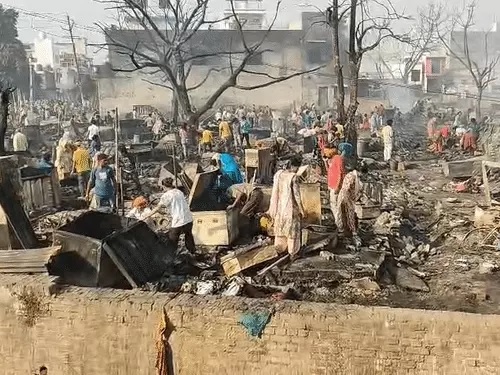 भीषण अग्निकांड…200 से ज्यादा झुग्गियां जली, कई सिलेंडरों में हुआ विस्फोट, 6 बच्चे लापता, युवक बोला- मेरे 4 बच्चे जिंदा जल गए