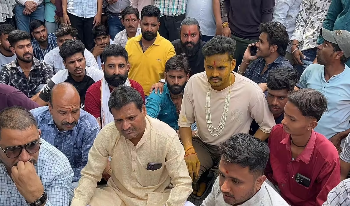 MP: शादी की रस्म छोड़ धरने पर बैठा दूल्हा, जानें पूरा मामला