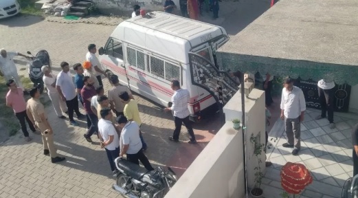 पति-पत्नी ने पहले तीन साल की बेटी को फंदे से लटकाया, फिर खुद की आत्महत्या