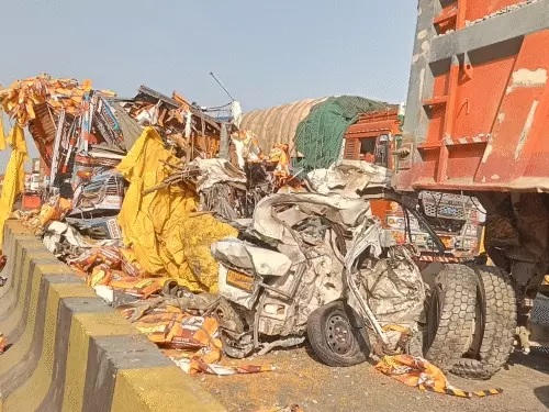 भीषण सड़क हादसे में 11 लोगों की मौत, बोलेरो में 9 लोग जिंदा जले, बेटे का मुंडन कराकर लौट रहा था परिवार, कोई नहीं बचा