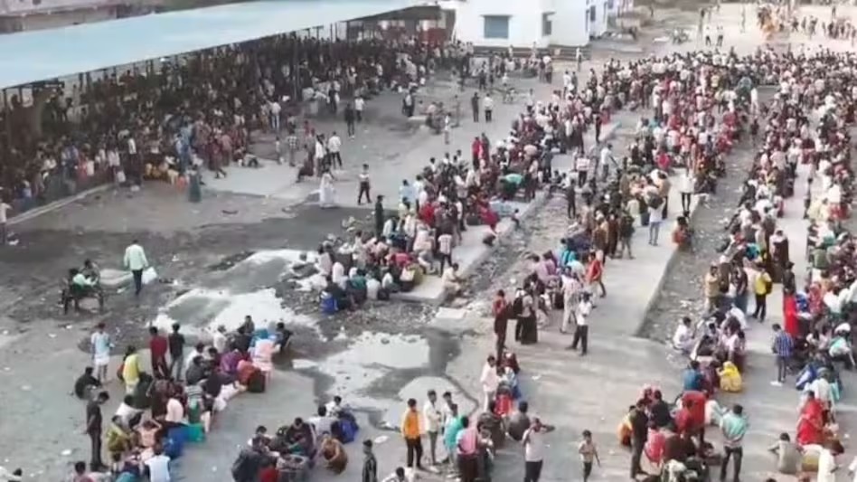 मिडिल-ईस्ट जंग का असर! सूरत में रेलवे स्टेशन पर घर लौटने वालों का सैलाब, कंपनियों में लगे ताले, हाथों में बैग और सिर पर मजबूरी का बोझ