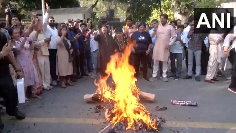 राहुल गांधी के घर के बाहर भाजपा का जोरदार प्रदर्शन, मुख्यमंत्री समेत कई बड़े नेता शामिल, पुलिस ने बांसुरी स्वराज को हिरासत में लिया