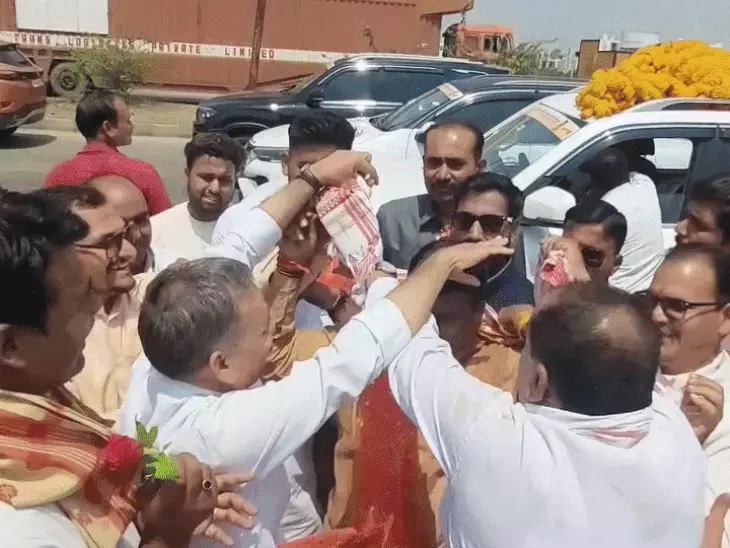 PM मोदी की पेट्रोल-डीजल बचाने वाली अपील का भाजपा नेताओं पर ही असर नहीं, उज्जैन से 200 गाड़ियों का काफिला लेकर भोपाल पहुंचे पाठ्यपुस्तक निगम के अध्यक्ष, कई जगहों पर लगा लंबा जाम
