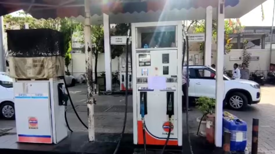 युद्ध का असर…इस राज्य में पेट्रोल पंपों पर लटके ‘स्टॉक नहीं है’ के बोर्ड