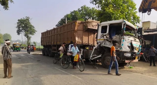 दर्दनाक हादसा…बिजली नहीं आई तो घर के बाहर सो रहा था परिवार, तेज रफ्तार डंपर ने कुचला, पिता और 3 मासूम बच्चों की मौत