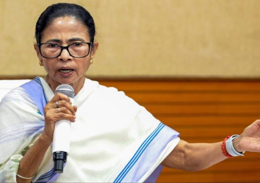 ममता को बड़ा झटका, 100 से ज्यादा पार्षदों ने दिया इस्तीफा, सांसद काकोली संग बीजेपी की बैठक में पहुंचे 6 विधायक