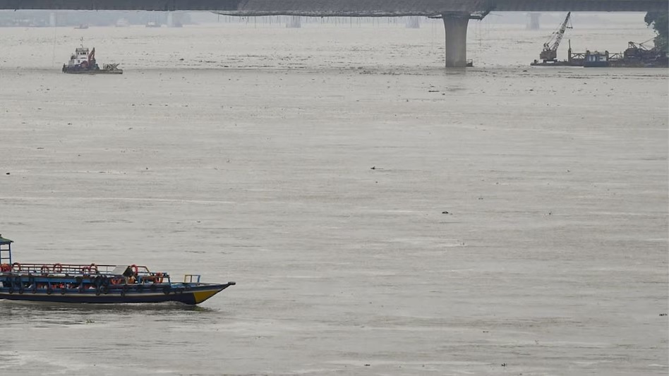 लड़की नदी में डूब रही थी, बचाने के लिए एक-एक कर कूद गए 5 लोग, सभी डूब गए, लड़की की बच गई जान