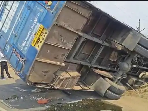 देवास जिले में बस और कार की भिड़ंत, कई लोग घायल