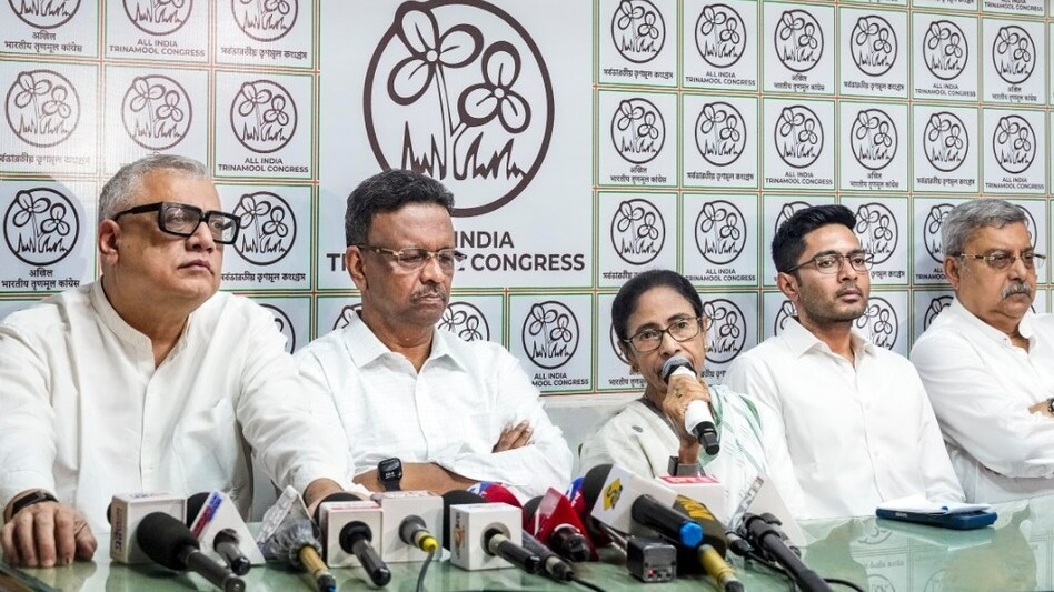 सत्ता छिनते ही बिखरने लगी ममता बनर्जी की पार्टी! TMC के कई विधायक दे सकते है इस्तीफा? 80 में से केवल 35 विधायक ही कार्यक्रम में पहुंचे