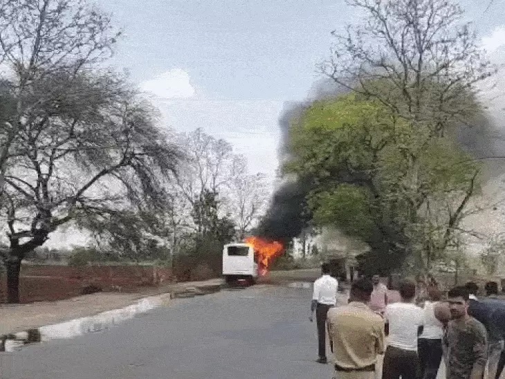 देवास जिले में बड़ा हादसा, कलवार-कन्नौद के बीच बस में लगी भीषण आग