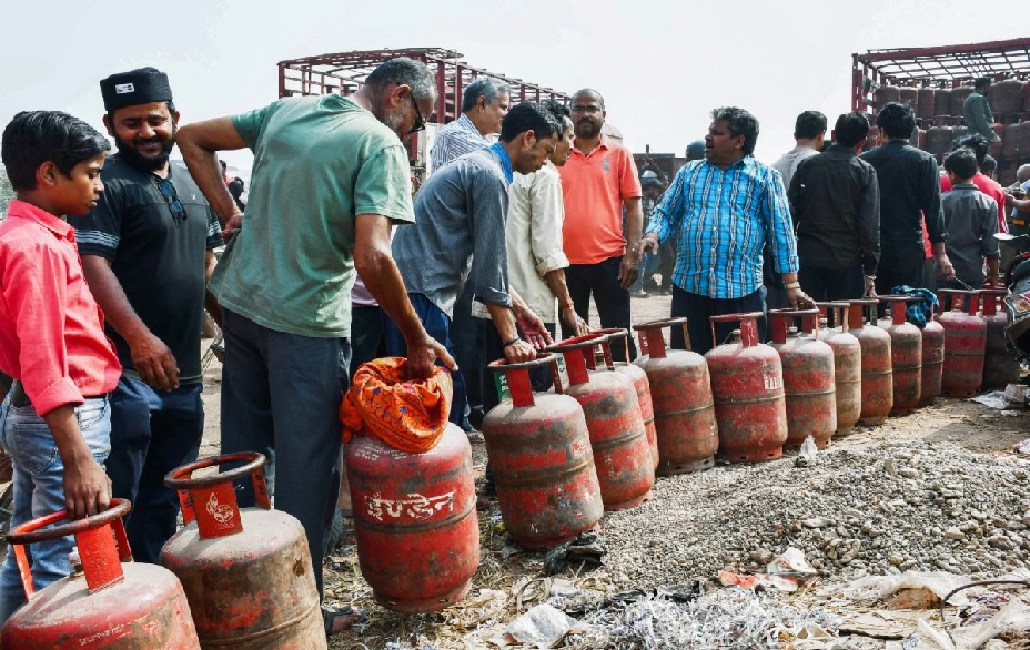 फिर बड़ा झटका…LPG सिलेंडर की कीमतों में भारी बढ़ोतरी, जनवरी से लगातार बढ़ रहे हैं दाम, जानें आज कितना महंगा हुआ