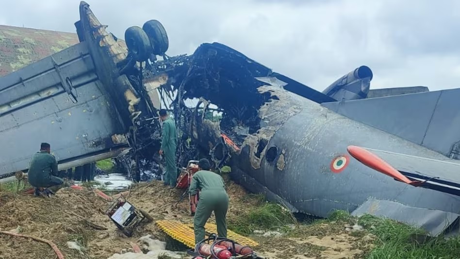 भारतीय वायुसेना का विमान क्रैश, लैंडिंग के बाद लगी आग