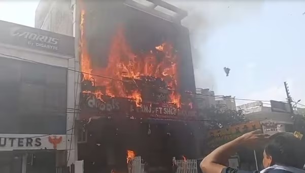 ब्रेकिंग: इमारत में लगी भीषण आग, 13 लोगों की मौत, जान बचाने के लिए छत से कूदे कई लोग