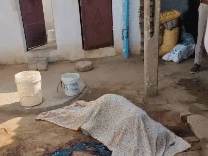 पत्नी और दो बेटों की कुल्हाड़ी से काटकर हत्या, डांस से नाराज था पति, फिर ट्रेन से कटकर आत्महत्या की