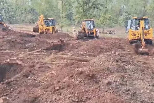 MP: 600 कर्मचारियों ने 200 एकड़ जंगल से हटाया अतिक्रमण, 30 JCB लेकर पहुंचे अधिकारी