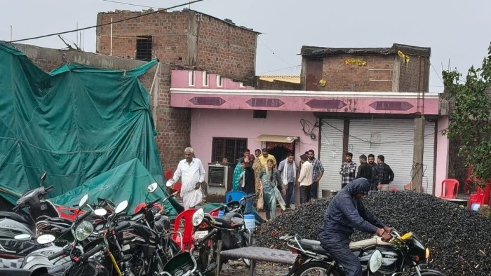 देवास जिले में बड़ा हादसा, सूरजपूजा के कार्यक्रम में महिलाओं पर गिरी छत की रेलिंग, मां-बेटी की मौत