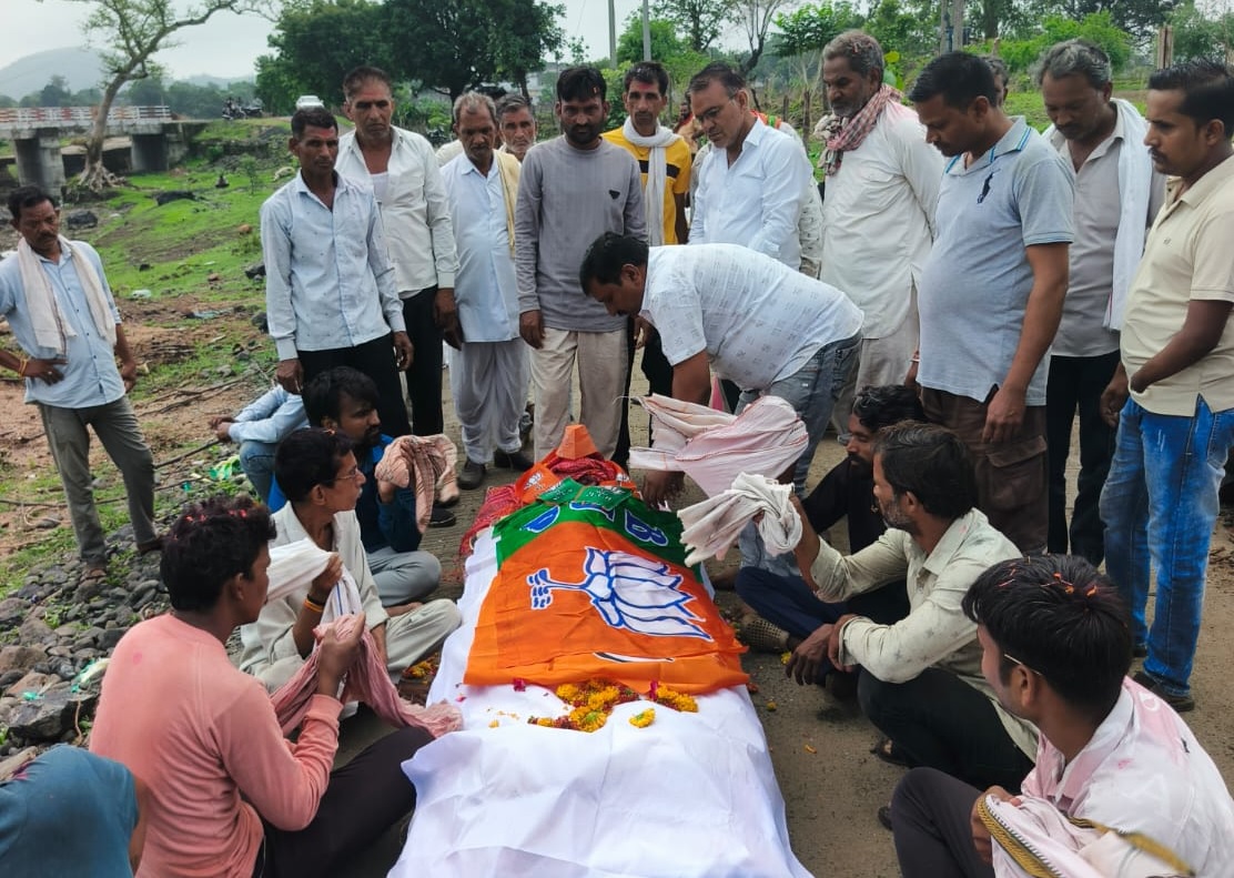 खातेगांव: भाजपा के वरिष्ठ नेता का निधन, बीजेपी का ध्वज ओढ़ाकर दी गई श्रद्धांजलि