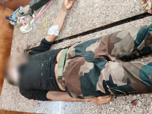 पति ने पत्नी को उसके बॉयफ्रेंड के साथ आपत्तिजनक हालत में देखा, कुल्हाड़ी से गला काटकर कर दी हत्या