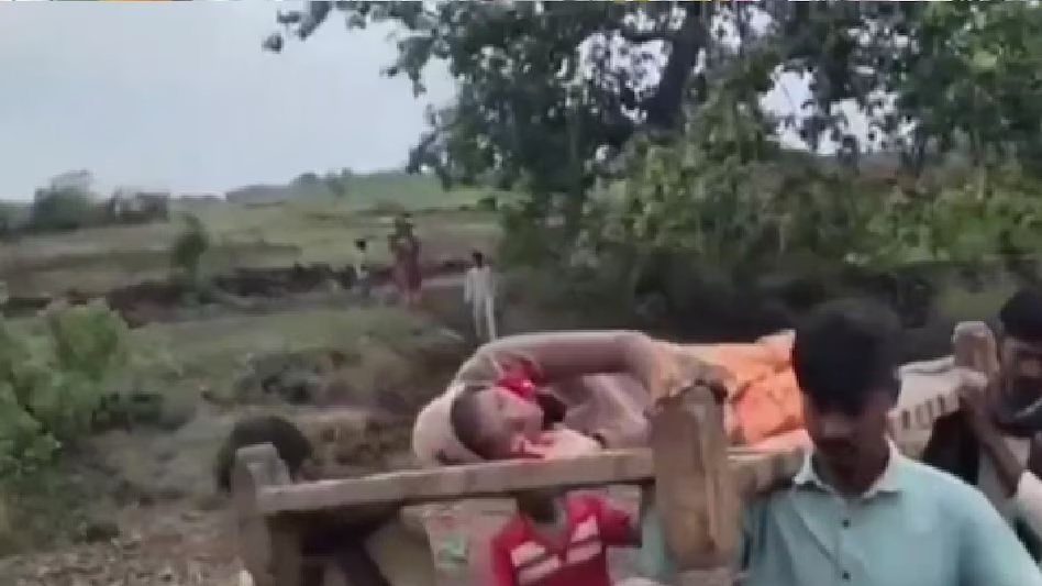 मध्यप्रदेश में सिस्टम पर खड़े हुए सवाल! बीच नदी में हुई महिला की डिलीवरी, खाट पर अस्पताल ले जा रहा था परिवार