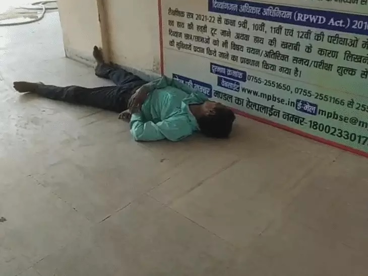 MP: नशे में सरकारी स्कूल पहुंचा शिक्षक, गेट पर बेसुध मिला, हाथ में कच्ची शराब भी मिली