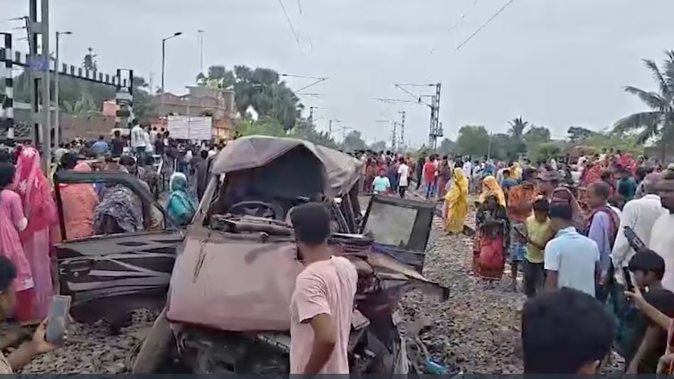 दर्दनाक हादसा…ट्रेन से टकराई स्कूल वैन, 2 बच्चों समेत 3 की मौत, कई स्कूली बच्चे घायल