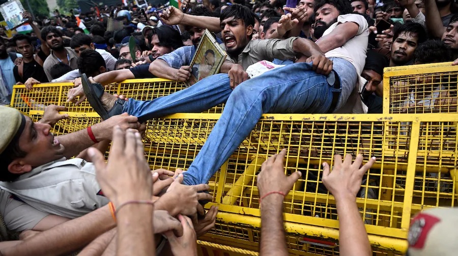 कॉकरोच जनता पार्टी के प्रदर्शनकारी संसद के करीब पहुंचे, अंदर PM मोदी समेत सभी सांसद मौजूद, पुलिस ने आंसू गैस के गोले दागे, शिक्षा मंत्री से मिले अमित शाह