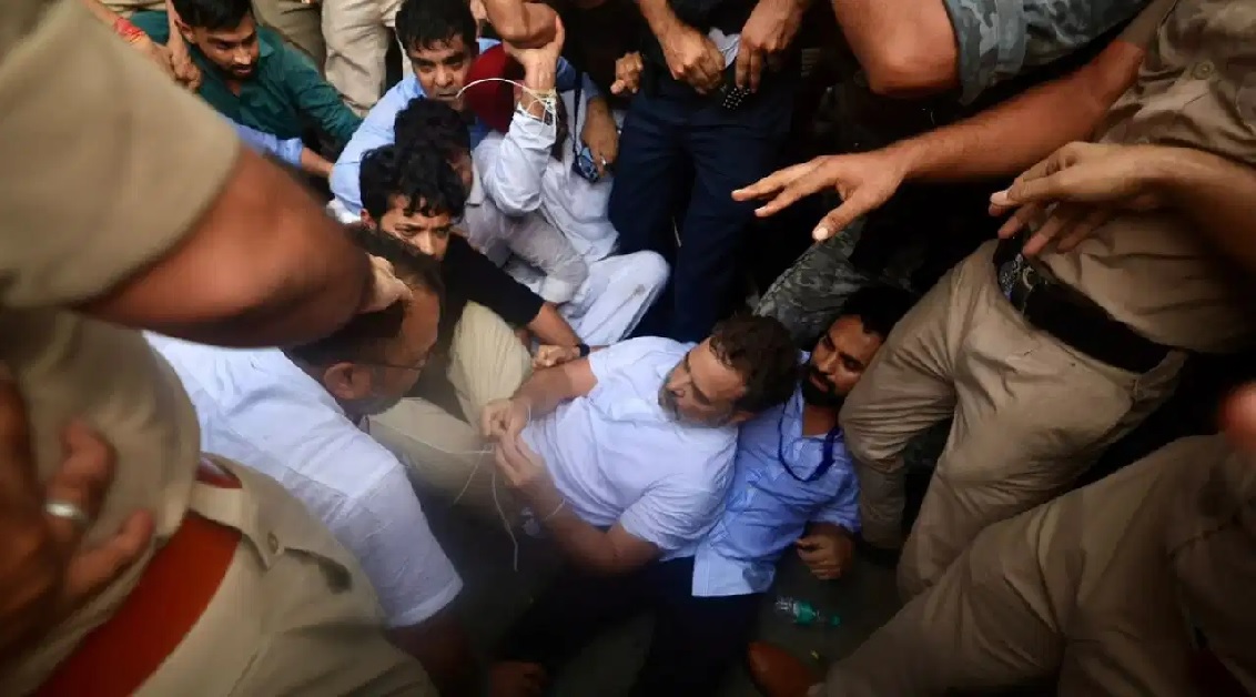 धरने पर बैठे राहुल गांधी को उठा ले गई पुलिस, प्रियंका-अखिलेश भी हिरासत में, PM मोदी और शिक्षा मंत्री के इस्तीफे की मांग पर अड़े थे