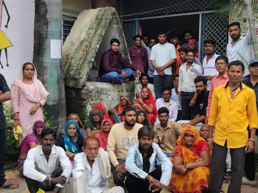 खातेगांव: PM आवास योजना में गड़बड़ी! 171 में से 119 फॉर्म रिजेक्ट, ग्रामीण बोले- 7 दिन में जांच करें, नहीं तो भूख हड़ताल करेंगे