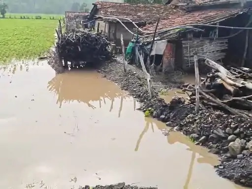 खातेगांव: गांववालों की मुसीबत बनी नई सड़क, घरों में भर गया 2 फीट तक पानी, ग्रामीणों ने खोद डाली 4 करोड़ की सड़क