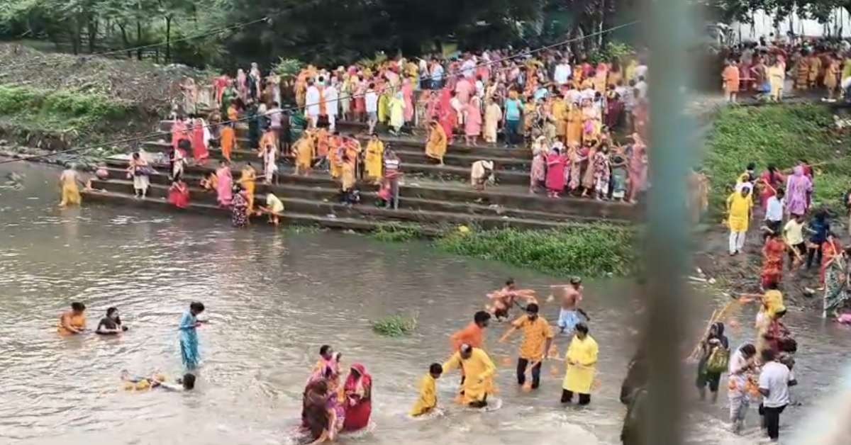 श्री शिवाय नमस्तुभ्यं के जयकारों से गूंजा सीहोर, श्रावण के पहले दिन कुबेरेश्वर धाम में उमड़ा जनसैलाब, सीवन नदी से जल भरकर निकले हजारों कांवड़िए