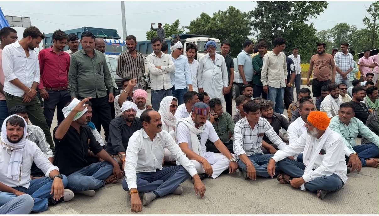 खातेगांव में इंदौर-बैतूल हाईवे पर किसानों ने किया चक्काजाम, मूंग खरीदी और नकली खाद-बीज पर रोक लगाने की मांग