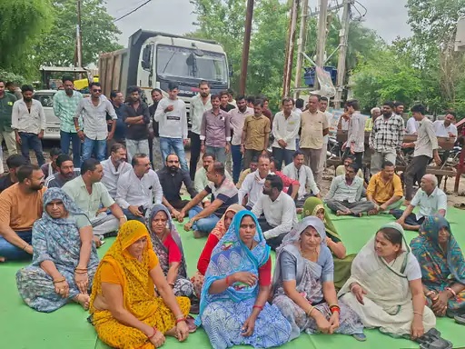 खातेगांव में खराब सड़क से परेशान लोगों ने किया चक्काजाम, तिवड़िया रोड पर जलभराव और मिट्टी से बढ़े हादसे, प्रशासन ने दिया आश्वासन