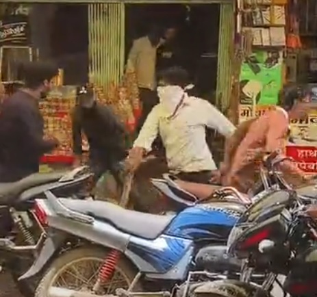 देवास: बीच बाजार खूनी संघर्ष, पिता और दो बेटों पर डंडों से हमला