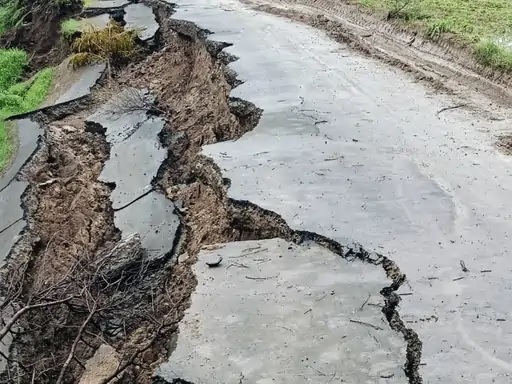 देवास: बारिश में धंसी सड़क, गांवों का संपर्क टूटा, चार दिन पहले पड़ी थीं दरारें, मरम्मत नहीं हुई