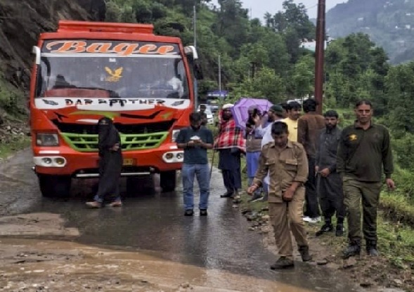 जम्मू-कश्मीर में 6 स्थानों पर बादल फटने से आफत, नदियों में आई बाढ़, सड़कें हुई बंद