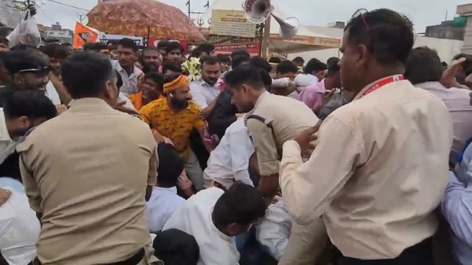 उज्जैन के महाकाल मंदिर परिसर में भगदड़ जैसे हालात, कई श्रद्धालुओं की तबीयत बिगड़ी, अब...