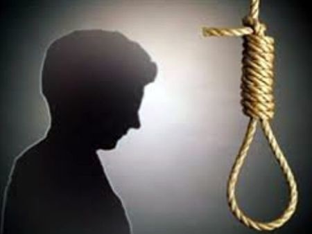 सीहोर जिले के इस गांव में किसान ने की आत्महत्या, घर में लगाई फांसी