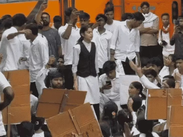 सीहोर जिले के भेरुंदा में बस-किराया बढ़ने पर छात्रों का प्रदर्शन, बस स्टैंड पर जुटे सैकड़ों विद्यार्थी, आंदोलन बढ़ाने की दी चेतावनी
